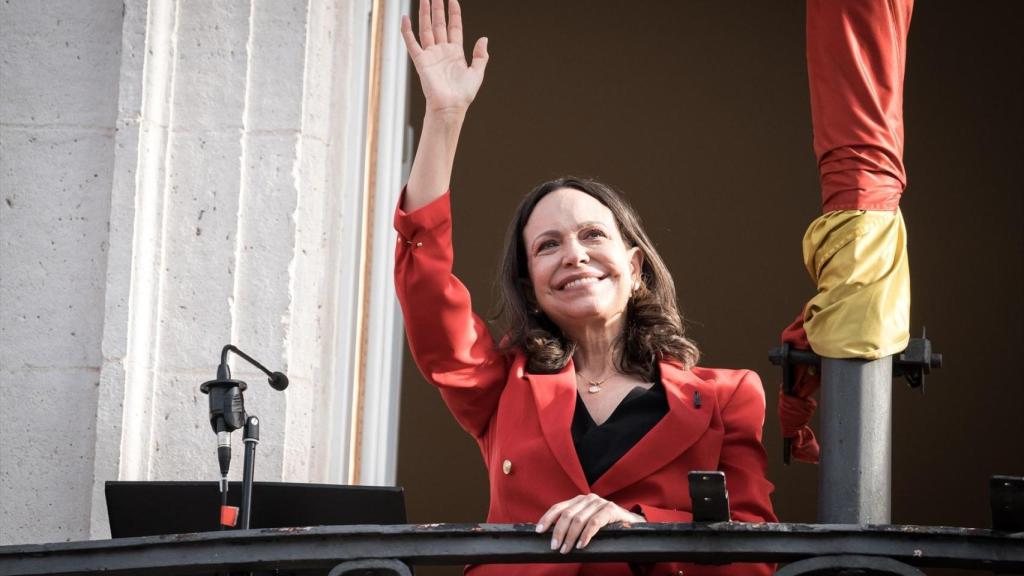 María Corina Machado saludando a los miles de venezolanos que se acercaron hasta la Puerta del Sol este sábado.