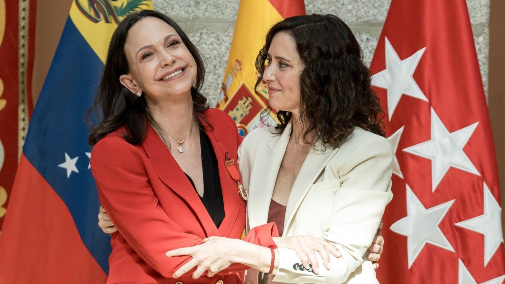 La líder de la oposición venezolana, María Corina Machado, recibe la Medalla de Oro de la Comunidad de Madrid de manos de la presidenta regional Isabel Díaz Ayuso.