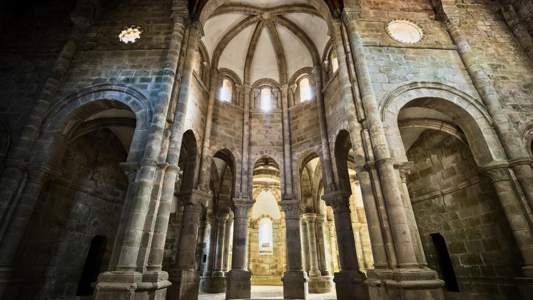 Interior del Monasterio de San Lourenzo de Carboeiro. https://es.wikipedia.org