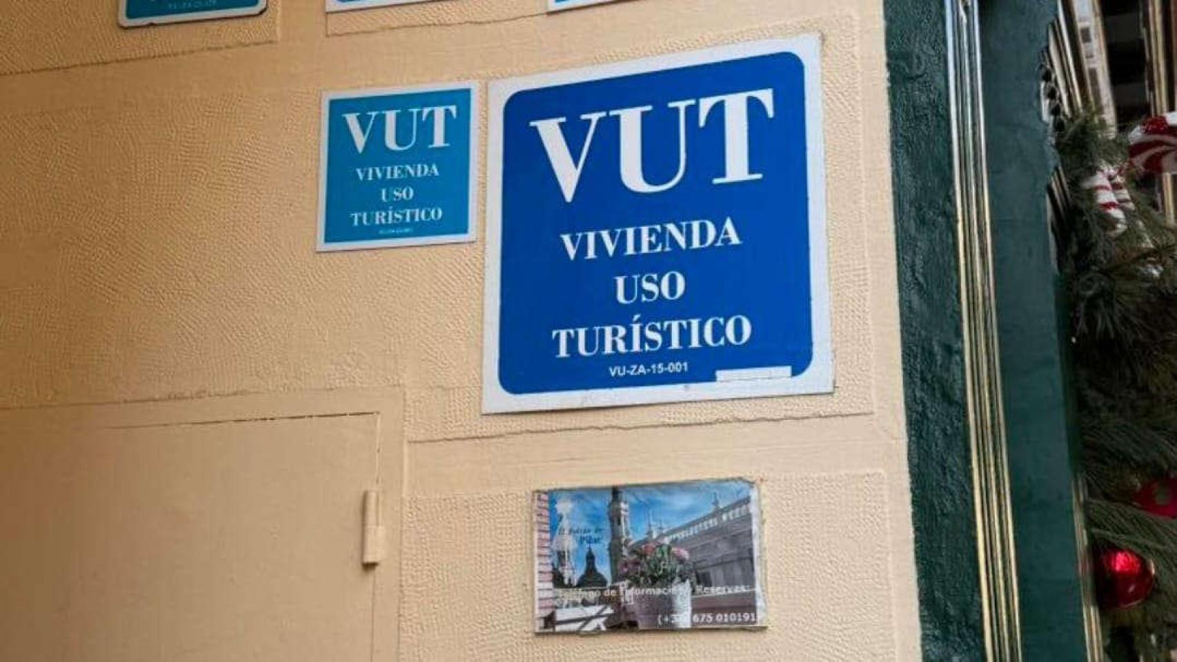 Un cartel de Viviendas de Uso Turístico, en Zaragoza.