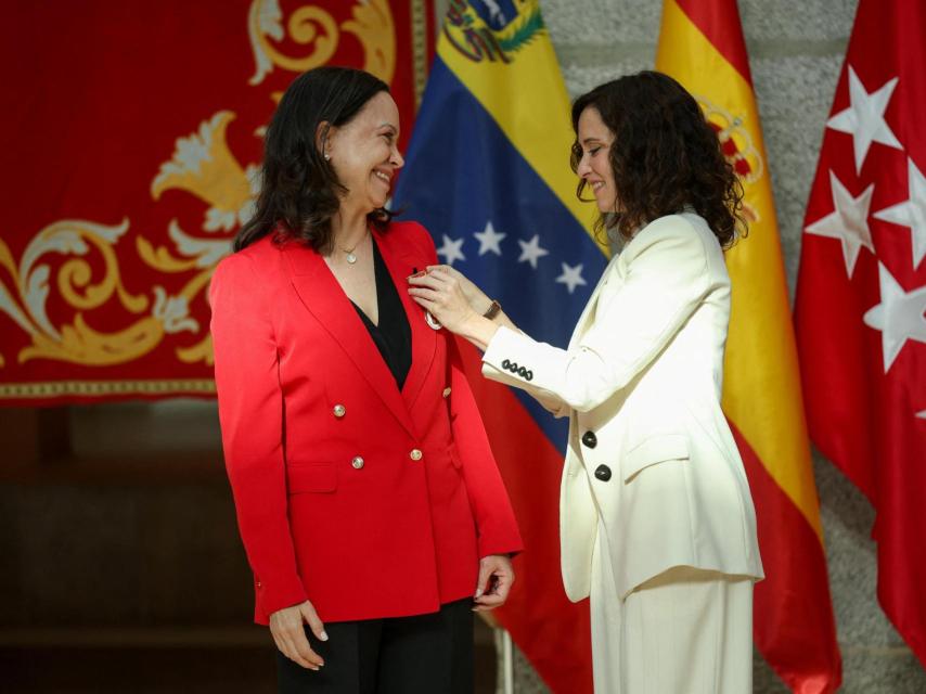 La líder de la oposición venezolana, María Corina Machado, recibe la Medalla de Oro de la Comunidad de Madrid de manos de la presidenta regional Isabel Díaz Ayuso.