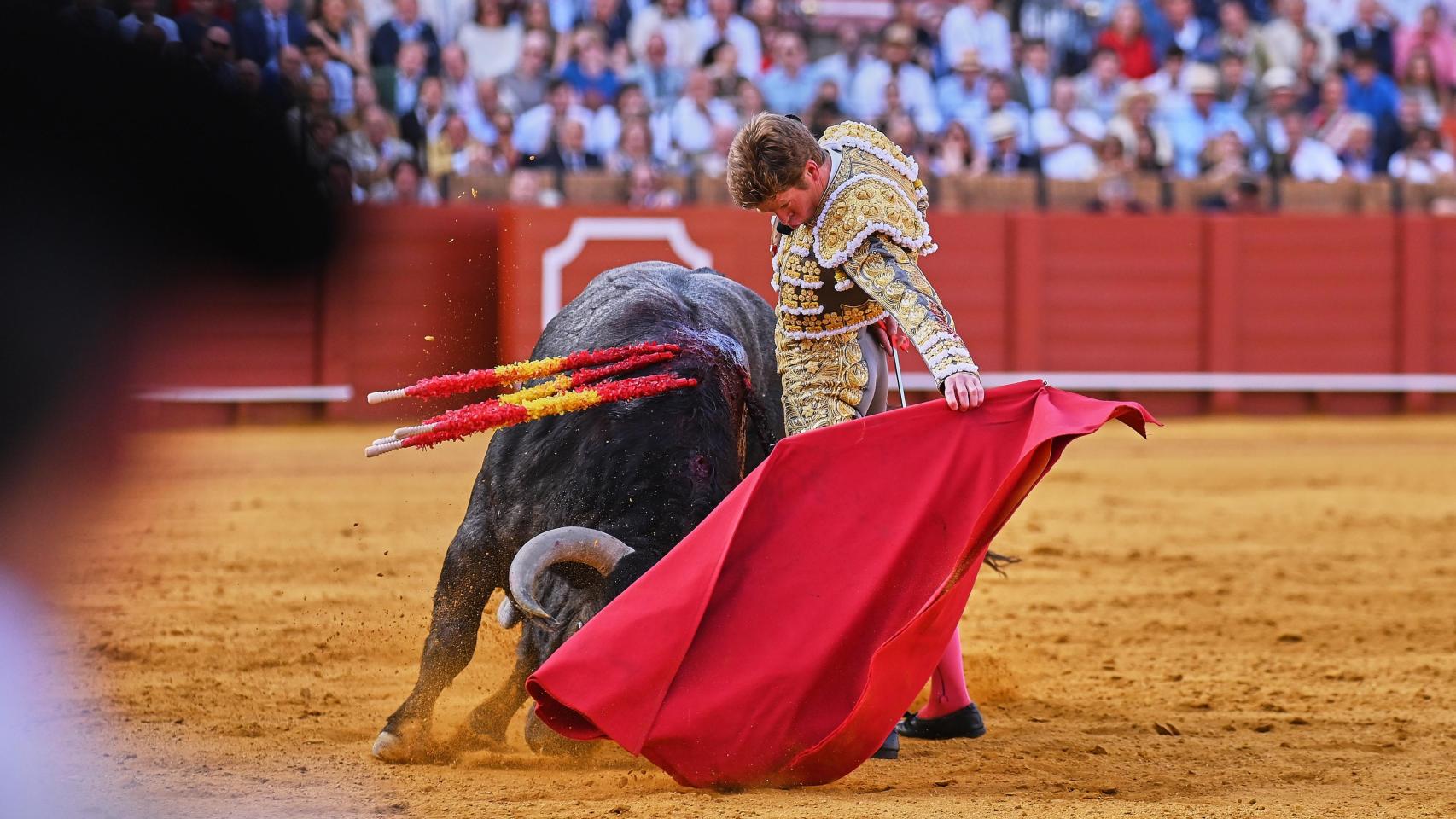 Borja Jiménez pega un natural en Sevilla.