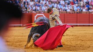 Borja Jiménez pega un natural en Sevilla.