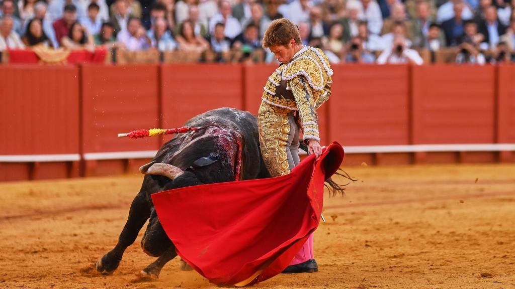 Borja Jiménez torea al natural en Sevilla.