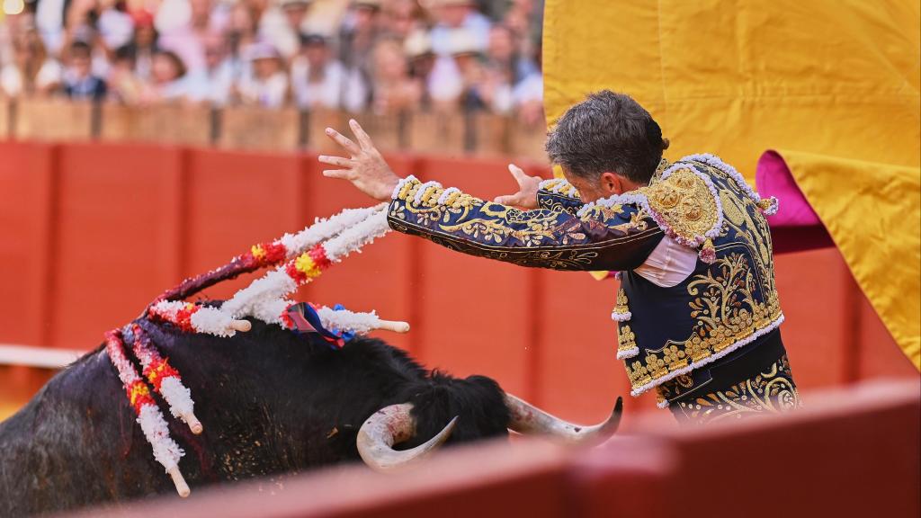 Manuel Escribano pone un par de banderillas pegado a las tablas en Sevilla.