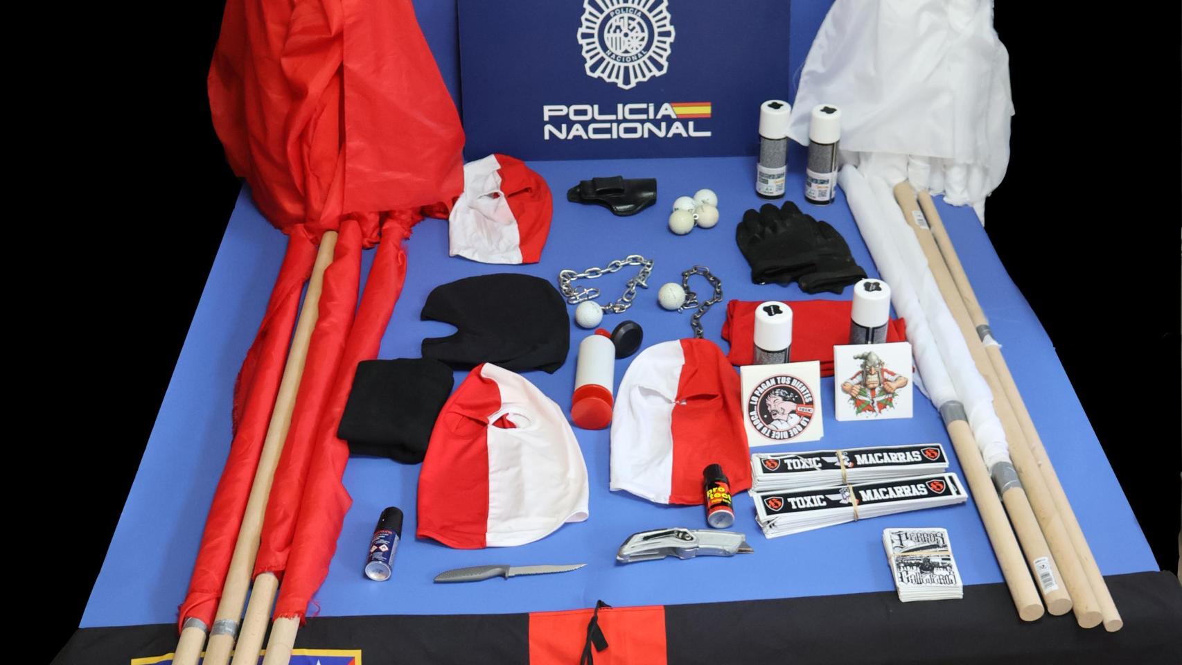 Algunos de los elementos incautados por la Policía Nacional a los ultras aficionados.