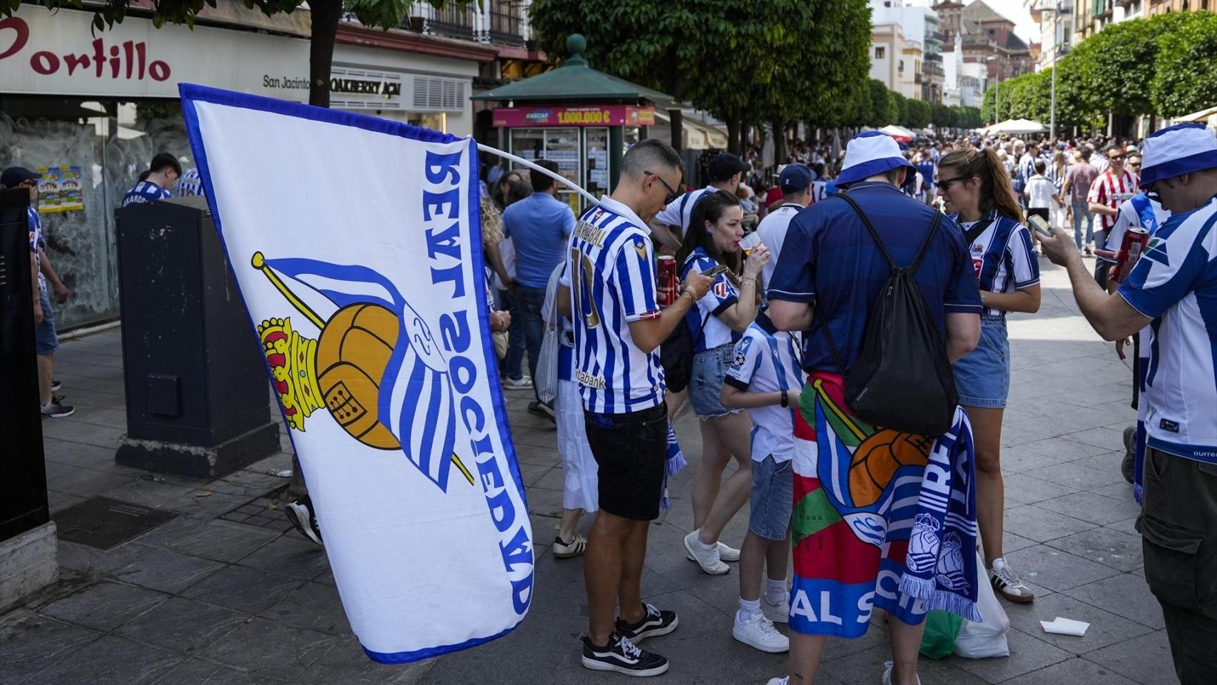 Aficionados de la Real Sociedad en el Altozano, en el barrio de Triana, en la mañana del 18 de abril.