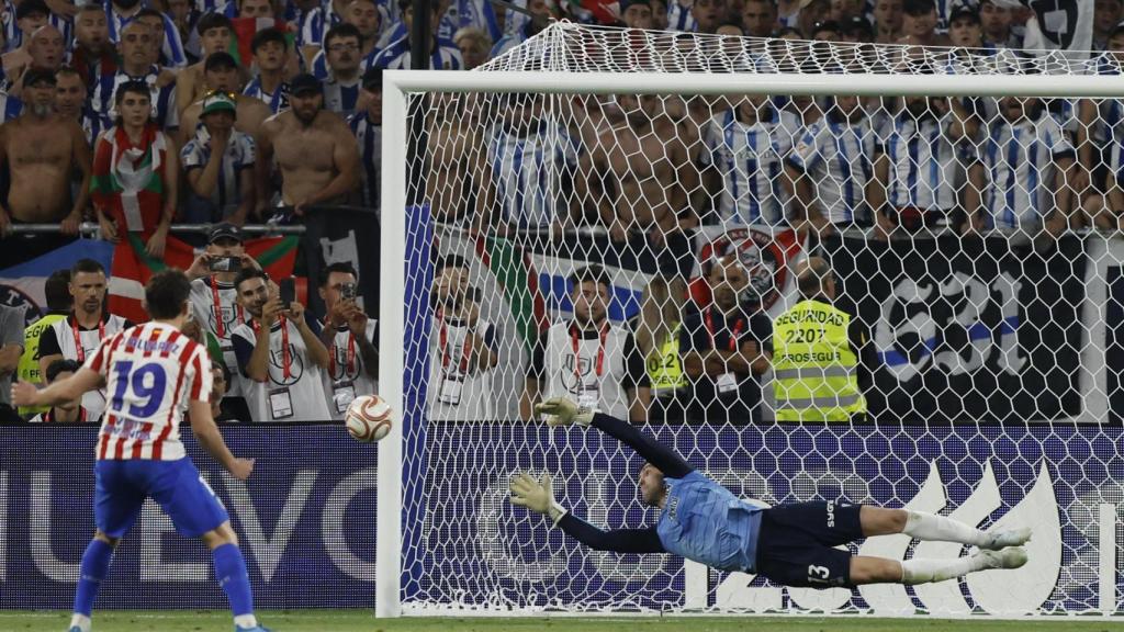 Unai Marrero detiene el penalti de Julián Álvarez en la final de la Copa del Rey.