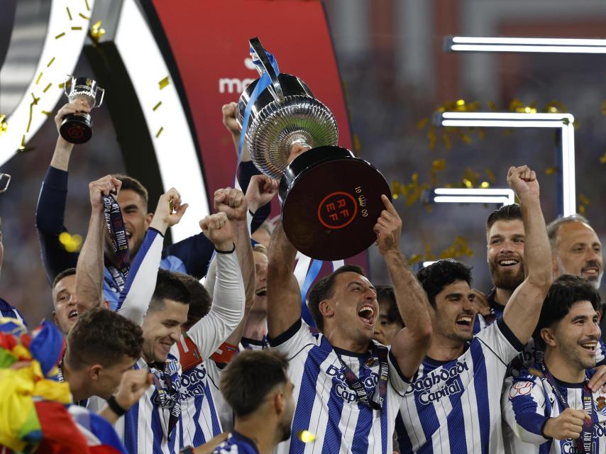 Mikel Oyarzabal levanta el título de la Copa del Rey.