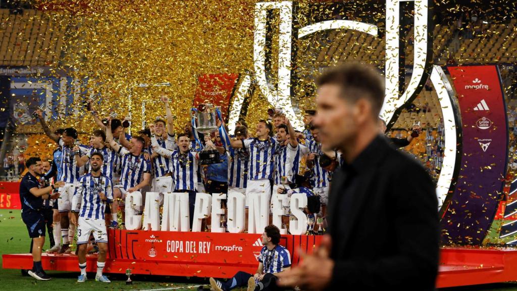 Los jugadores de la Real Sociedad celebran la victoria en la final de la Copa del Rey.