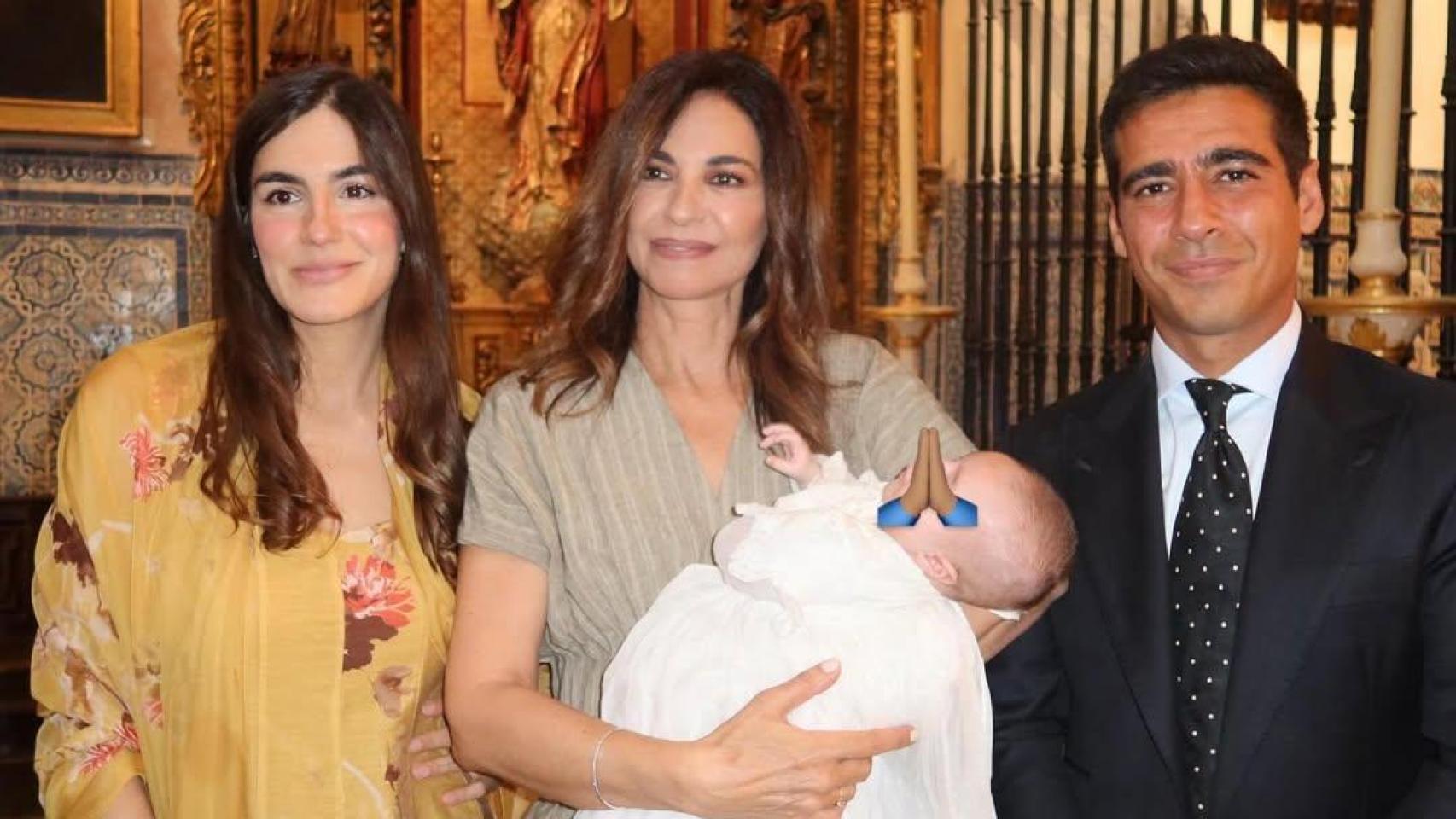 Alberto Herrera y Blanca Llandres han bautizado a su hijo acompañados de sus familiares.