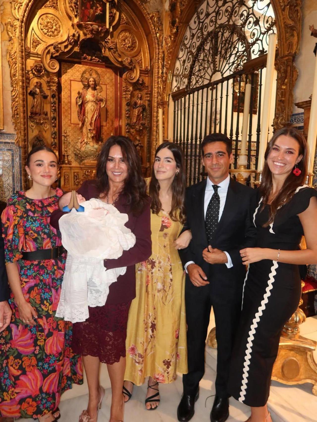 Pepa Gea, esposa de Carlos Herrera, con sus hijas, Alberto Herrera y Blanca Llandres en el bautizo de su hijo Marcos.