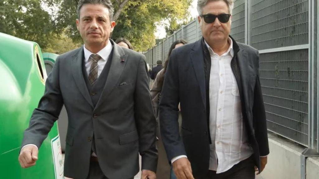 El abogado, Manuel Maza (1i), en una imagen captada en la Ciudad de la Justicia de Murcia.