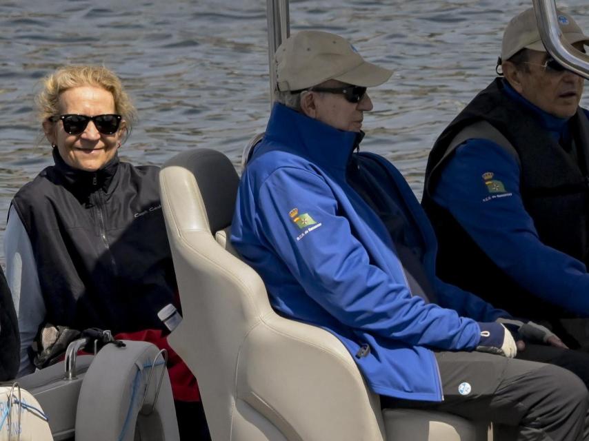 El rey Juan Carlos y su hija, la infanta Elena, en las regatas de Sanxenxo.