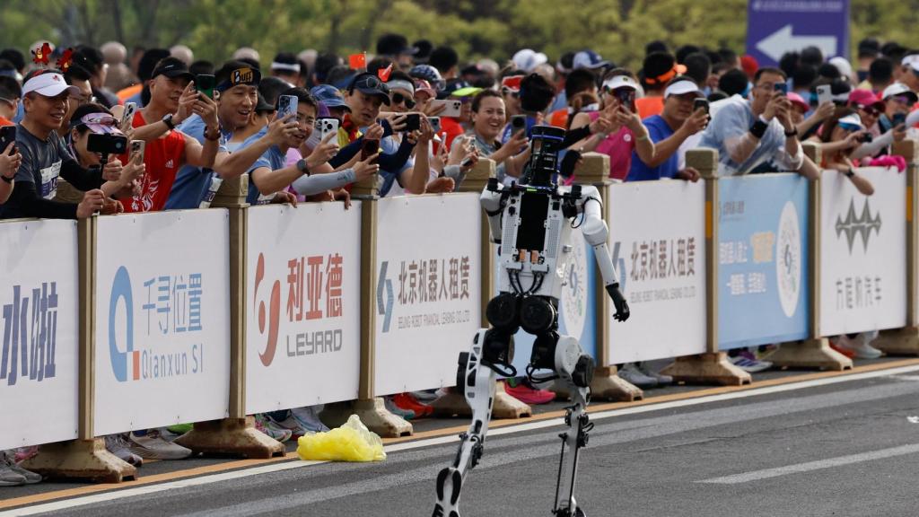 Uno de los robots participantes en la prueba, filmado por decenas de humanos.