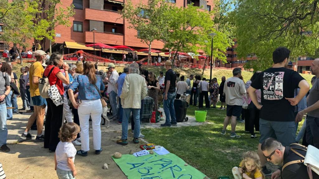 Vecinos del entorno del parque Bruil, en la concentración de este domingo.