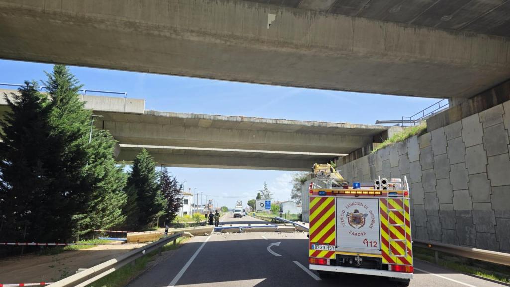 Los Bomberos de Zamora trabajando en el lugar en el que ha caído el pretil.