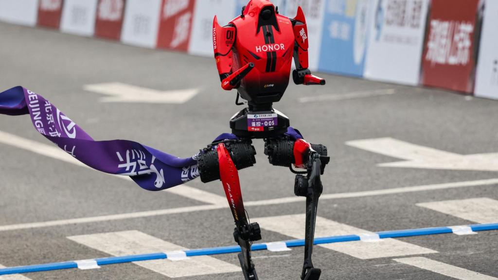 Uno de los robots cruza la línea de meta.