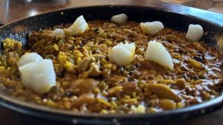 Más allá del 'típico asador': el restaurante de un pueblo de Segovia de apenas 300 vecinos que arrasa entre los madrileños