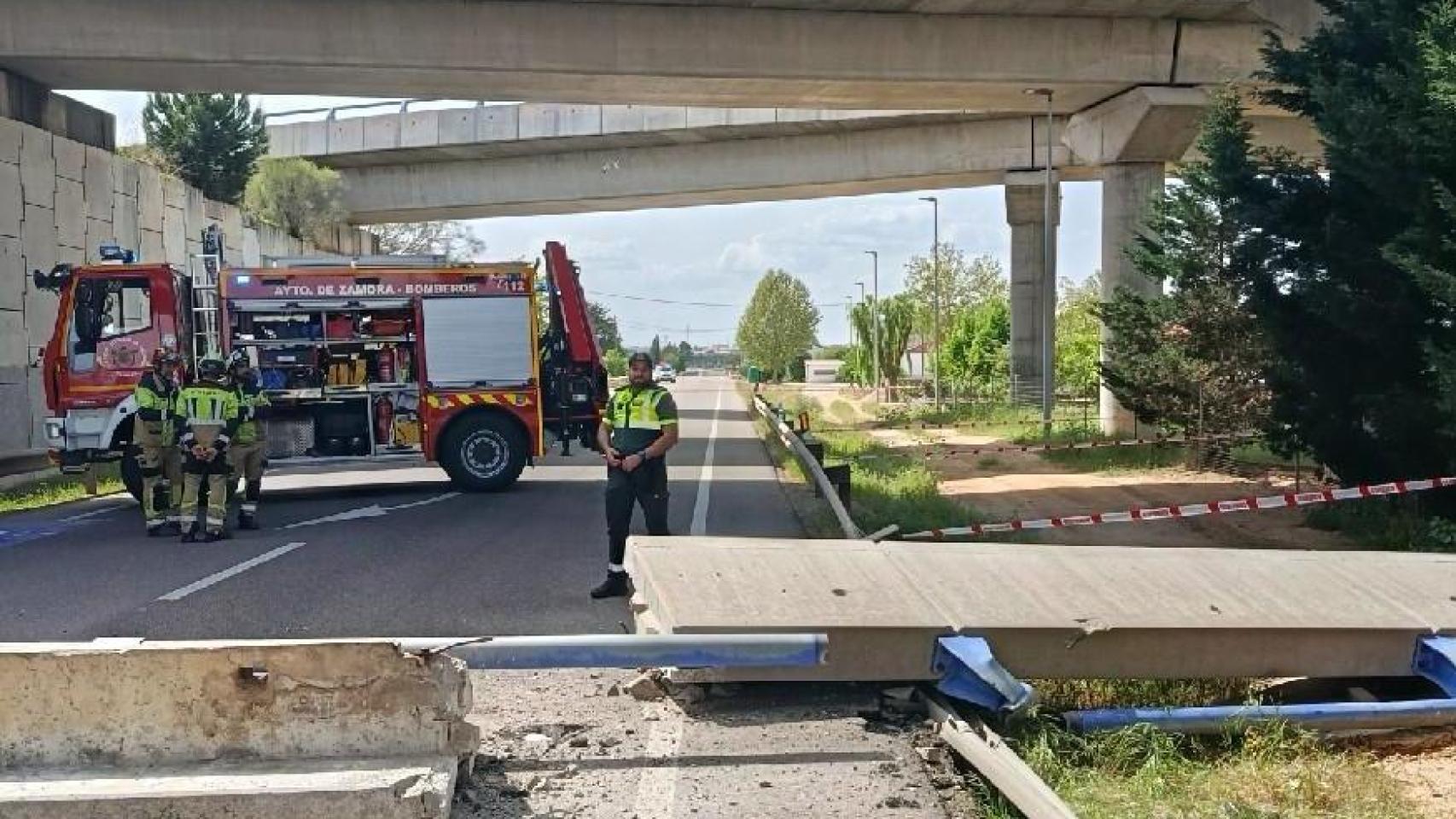 Imagen de la caída del pretil de la A-66 en Zamora.