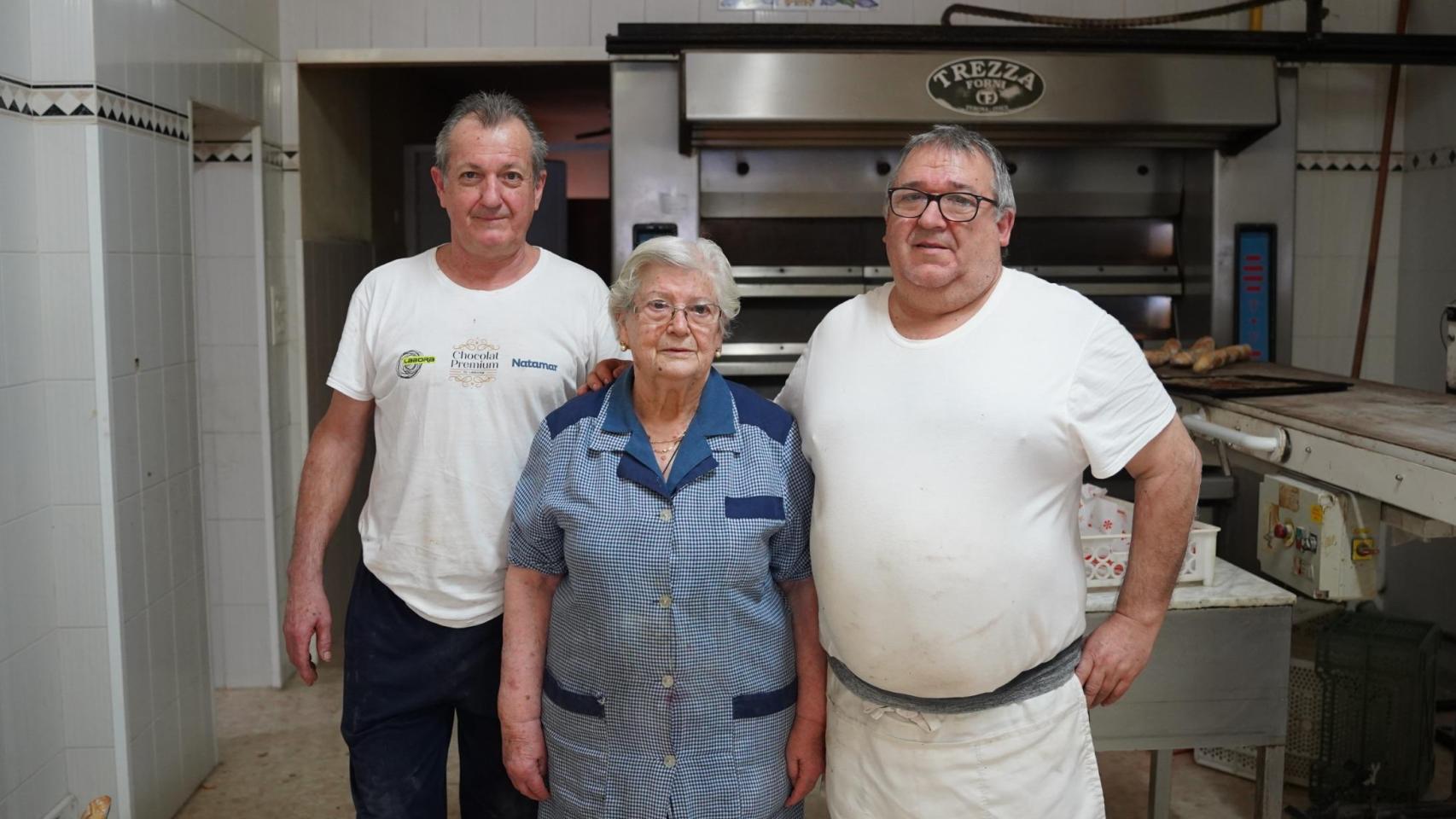 Vicente y Manolo y su madre Carmen en el 'Forn de Manolo', en Moncada (Valencia).