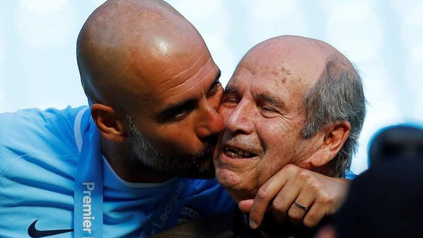 Pep Guardiola besa a su padre Valentí.