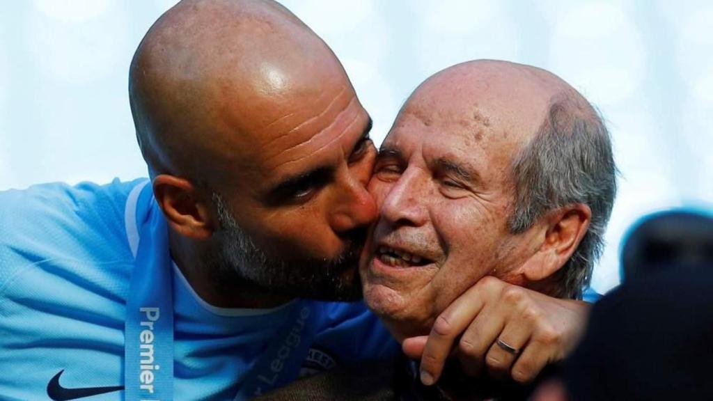 Pep Guardiola besa a su padre Valentí.