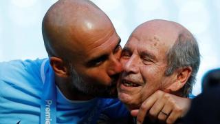 Pep Guardiola besa a su padre Valentí.