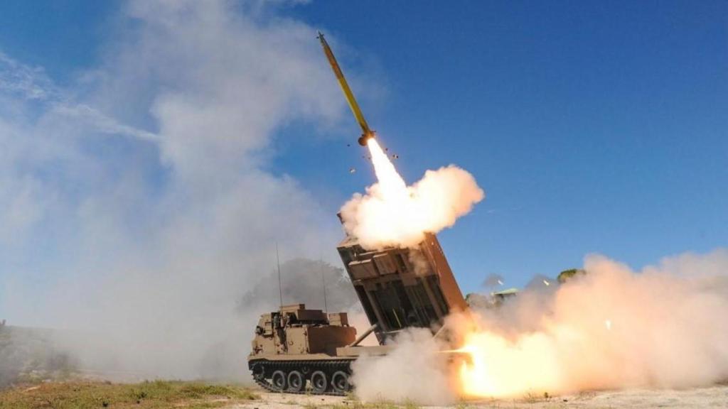Lanzamiento de un cohete de artillería LRU, basado en M270, que Francia planea sustituir