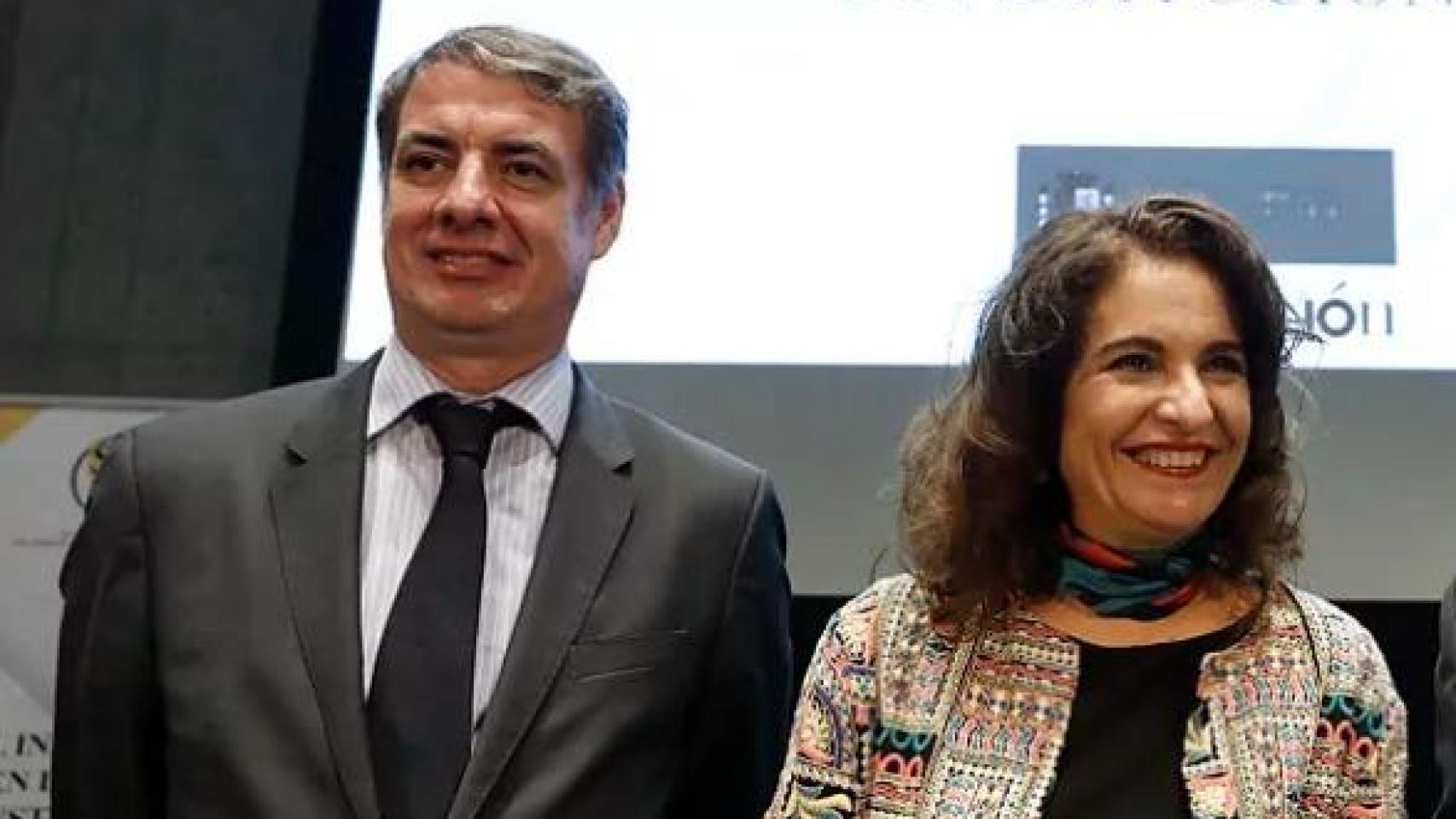 El expresidente de la Sepi Vicente Fernández, junto a la candidata del PSOE en Andalucía María Jesús Montero.