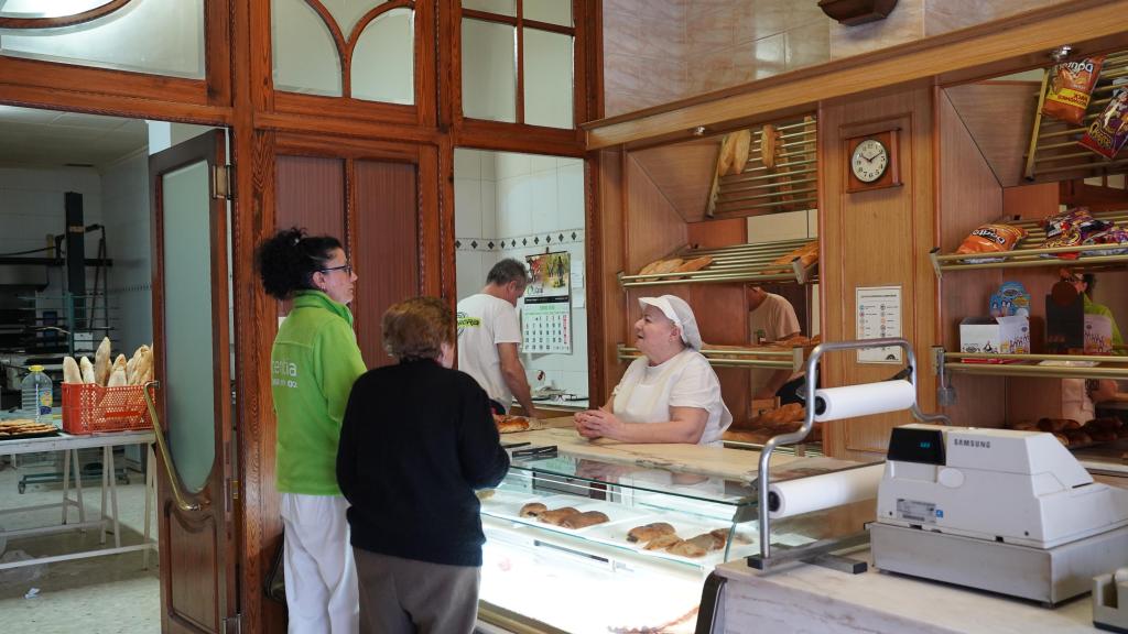 Clientas habituales en el Forn de Manolo.