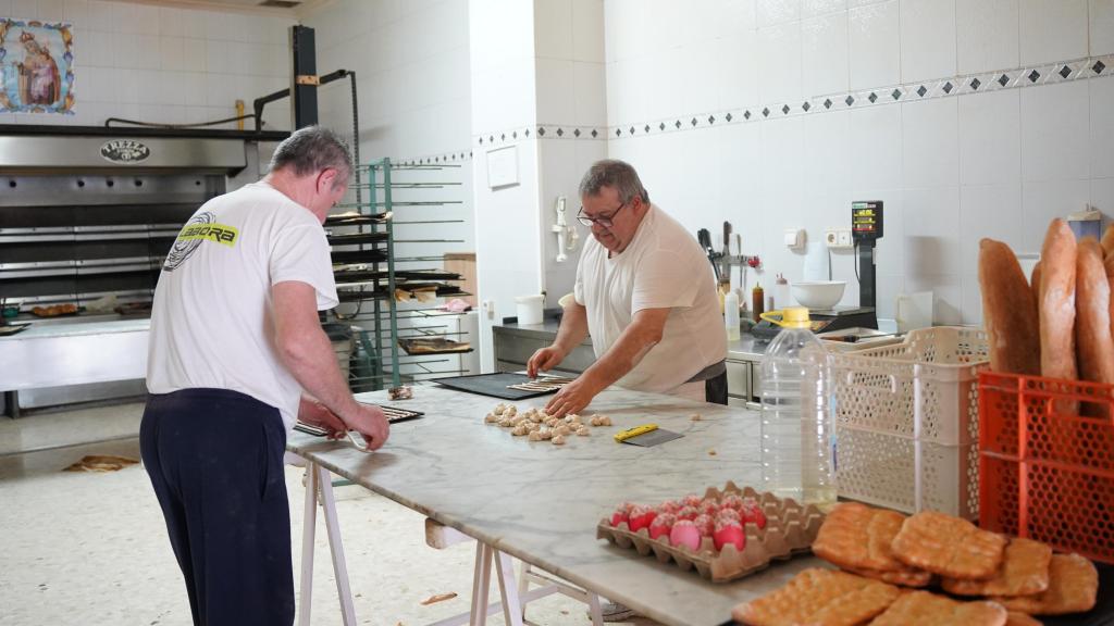 Los hermanos Manolo y Vicente Belenguer amasan rosquilletas.