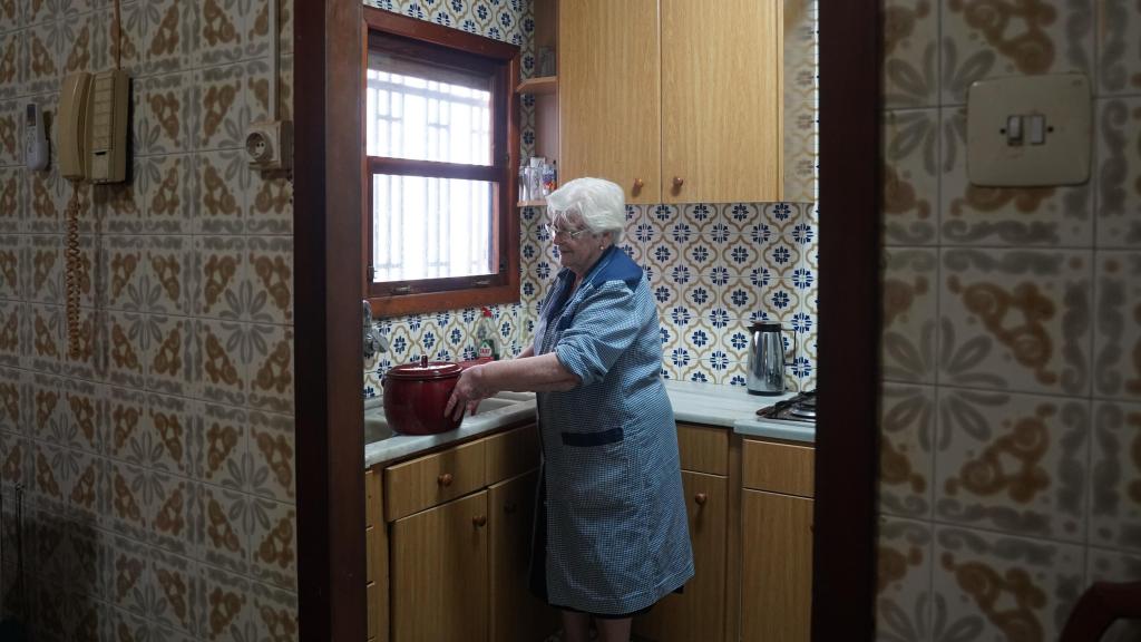 Carmen Guillem, madre de Manolo y Vicente, en el 'Forn de Manolo'.