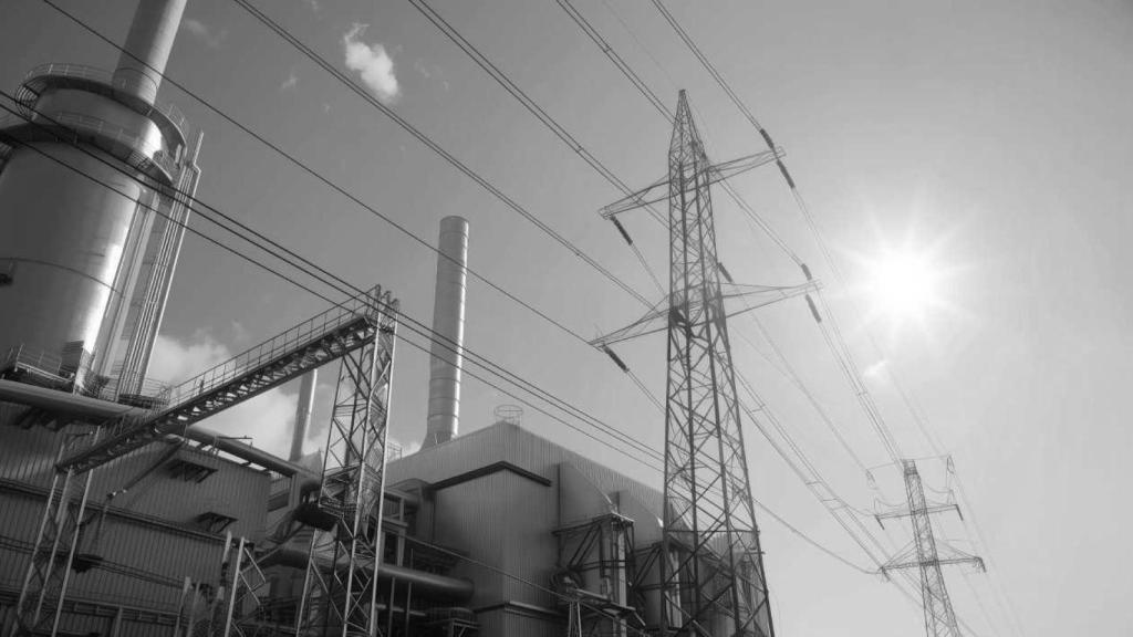 Red eléctrica junto a una industria.