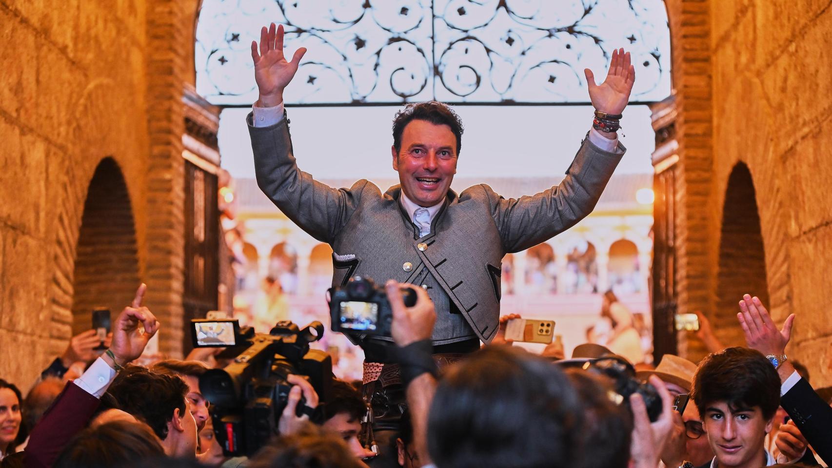 El rejoneador Andy Cartagena sale por la Puerta del Príncipe de Sevilla