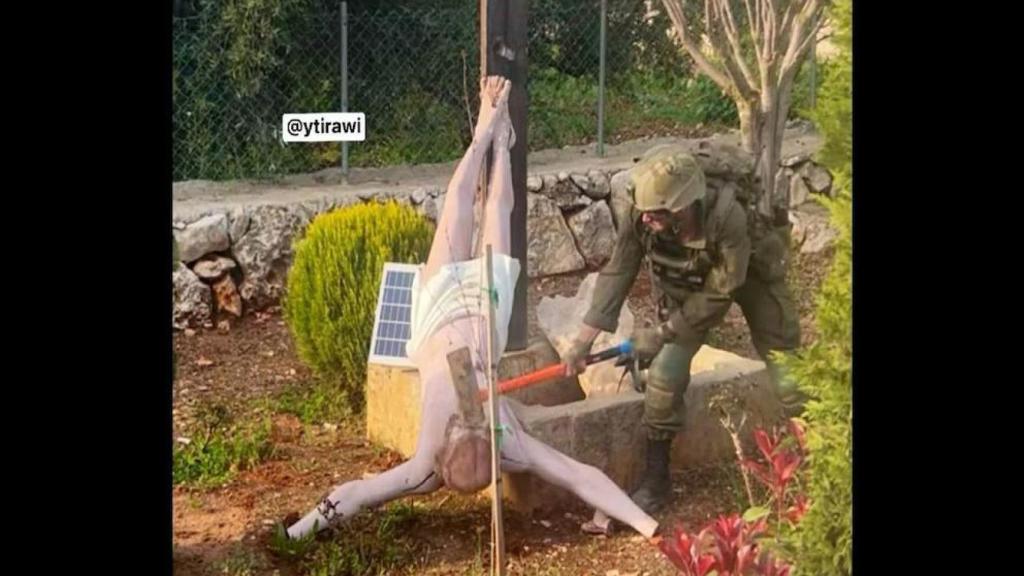 Un militar israelí golpea una imagen de Jesucristo en Líbano.