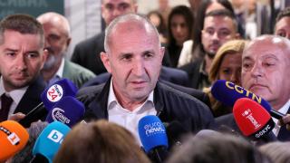 Rumen Radev, expresidente búlgaro y líder de Bulgaria Progresista, habla con los medios de comunicación.