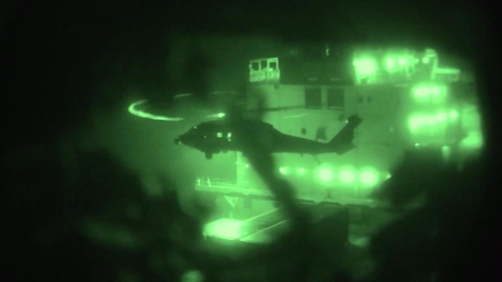 Los marines estadounidenses abordando el buque portacontenedores iraní.
