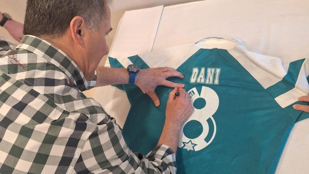Dani Pena firmando la camiseta con la que jugó en el CD Toledo durante ocho temporadas.