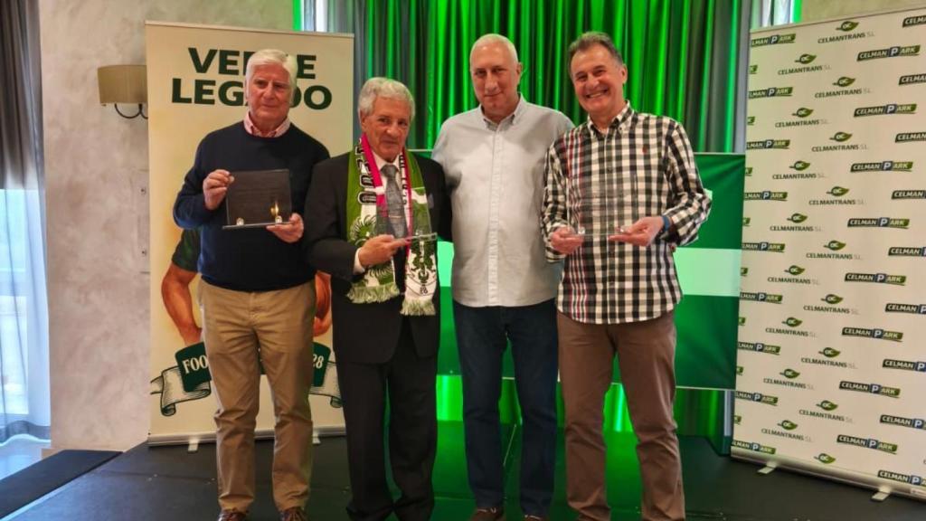 Gonzalo Hurtado, exentrenador del CD Toledo; Emiliano Carballo, expresidente; Pedro Saavedra, presidente de la asociación cultural 'Foot-ball Toledo 1928' y Dani Pena, excapitán del equipo.