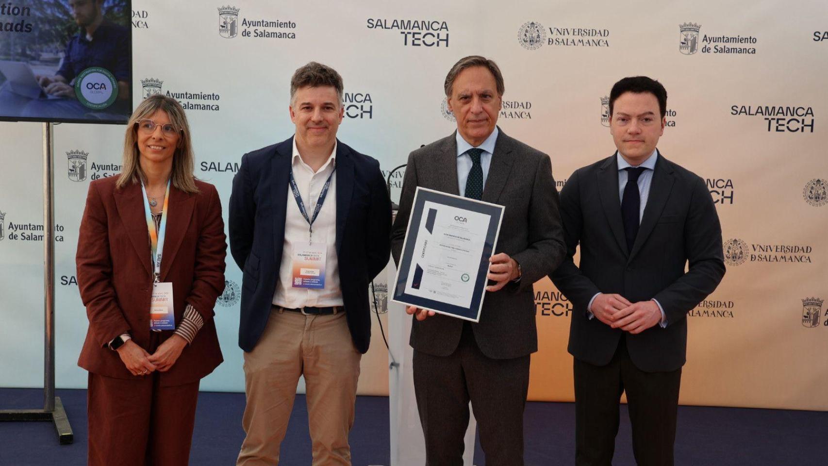 Entrega de la distinción al alcalde de Salamanca, durante el Summit.