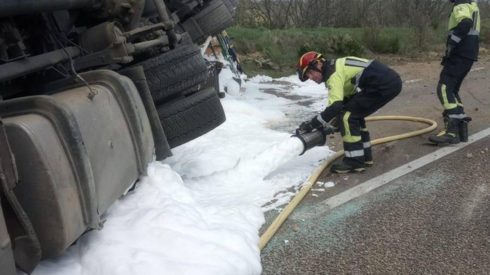 Vuelco y rescate en la A-52: bomberos de la Diputación de Zamora liberan al conductor de un camión atrapado en la autovía