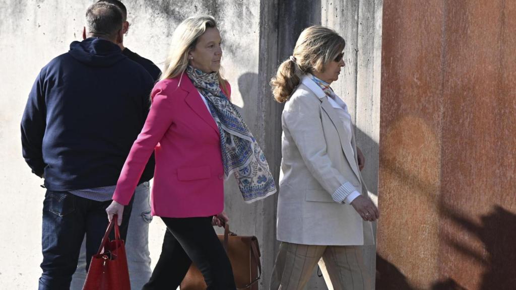 Rosalía Iglesias (d), mujer de Luis Bárcenas, llega a la Audiencia Nacional.