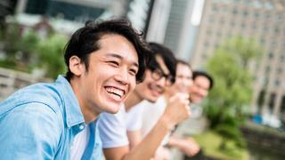 Japón recurre a nuevas soluciones: pagará 107 € a los jóvenes para que se descarguen apps de citas y tengan hijos