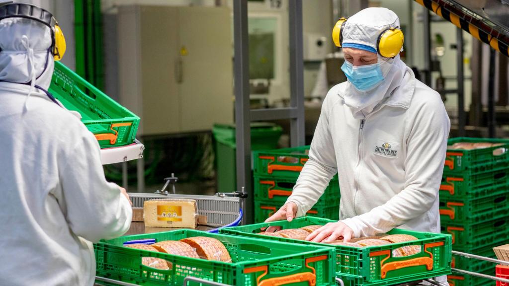 Dos empleados de la factoría de Quesos Entrepinares en Valladolid