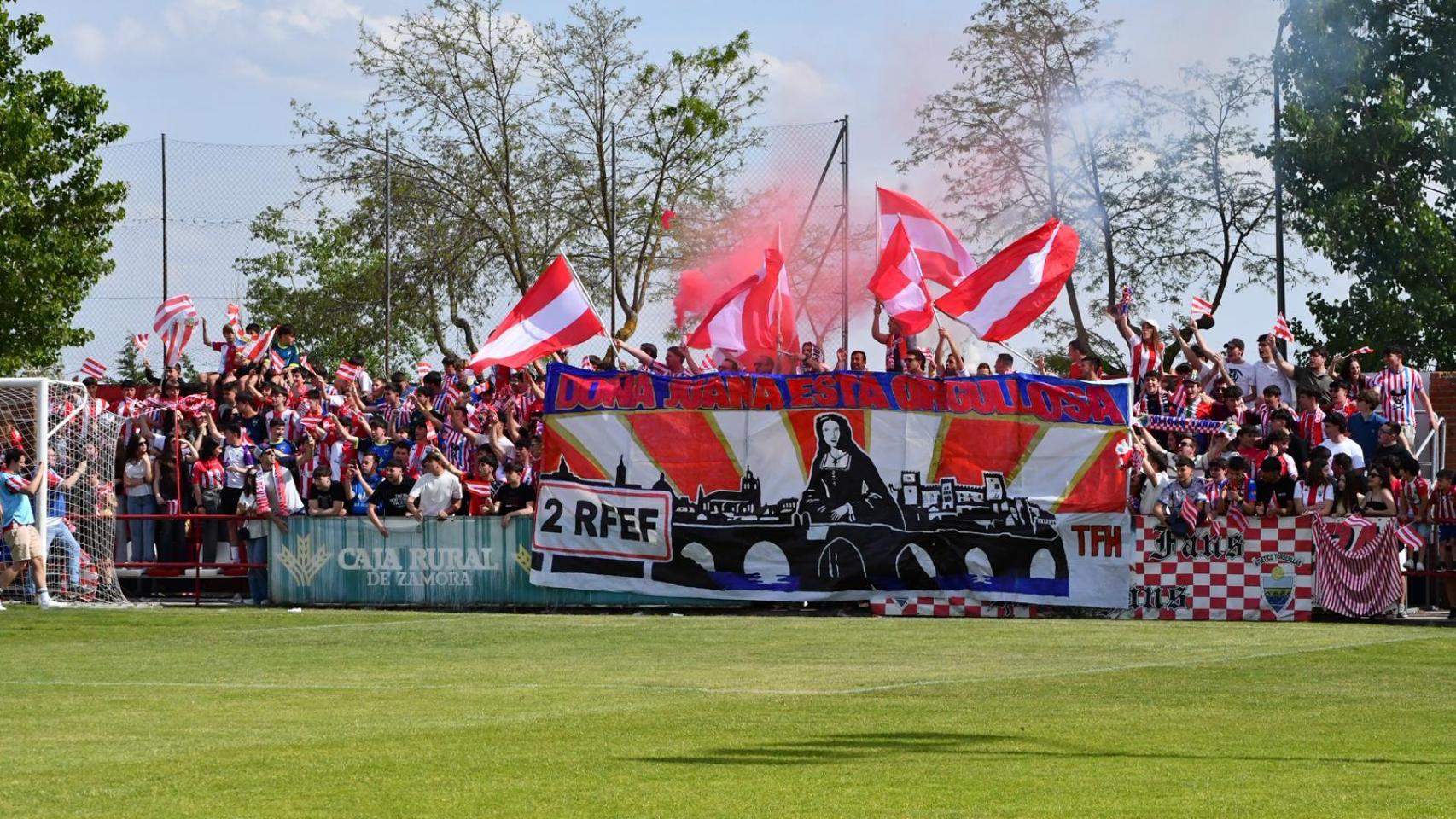 La afición del Atlético Tordesillas en el partido del ascenso en Las Salinas