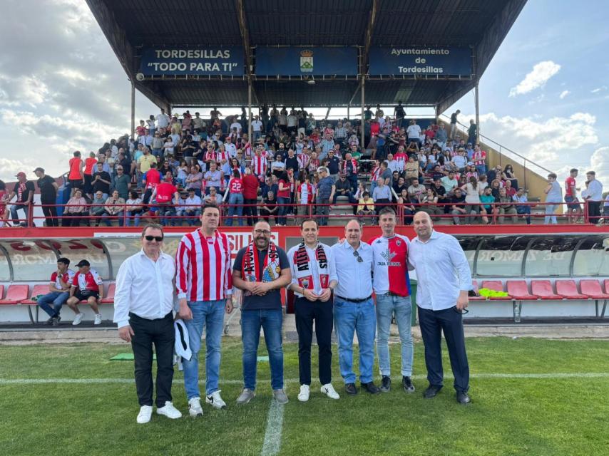 El presidente de la Diputación de Valladolid, Conrado Íscar, acompañó al Atlético Tordesillas en su ascenso a 2 RFEF