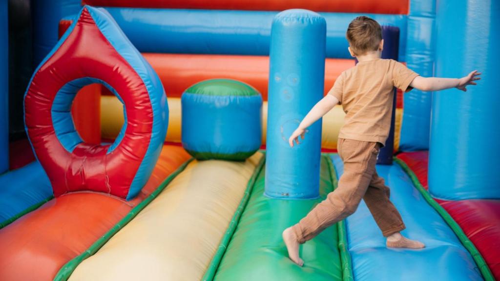 Un niño en un parque de hinchables