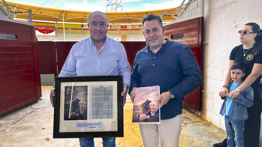 Jesús Hijosa recibiendo el pasodoble que se ha hecho en su honor.