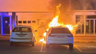 Arde un coche de madrugada en As Xubias y provoca daños en otro vehículo, en A Coruña